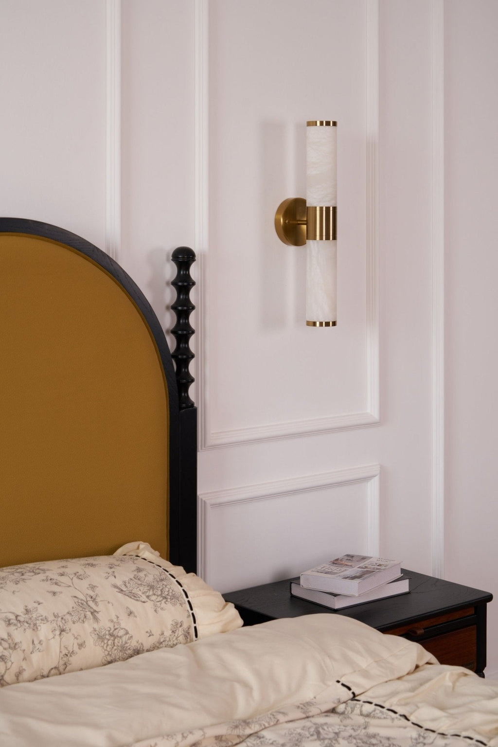 Kaia Minimalist Alabaster Wall Lamp | Fioriscas