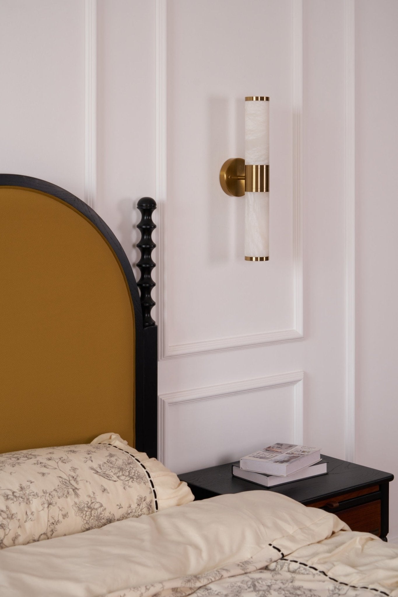Kaia Minimalist Alabaster Wall Lamp | Fioriscas