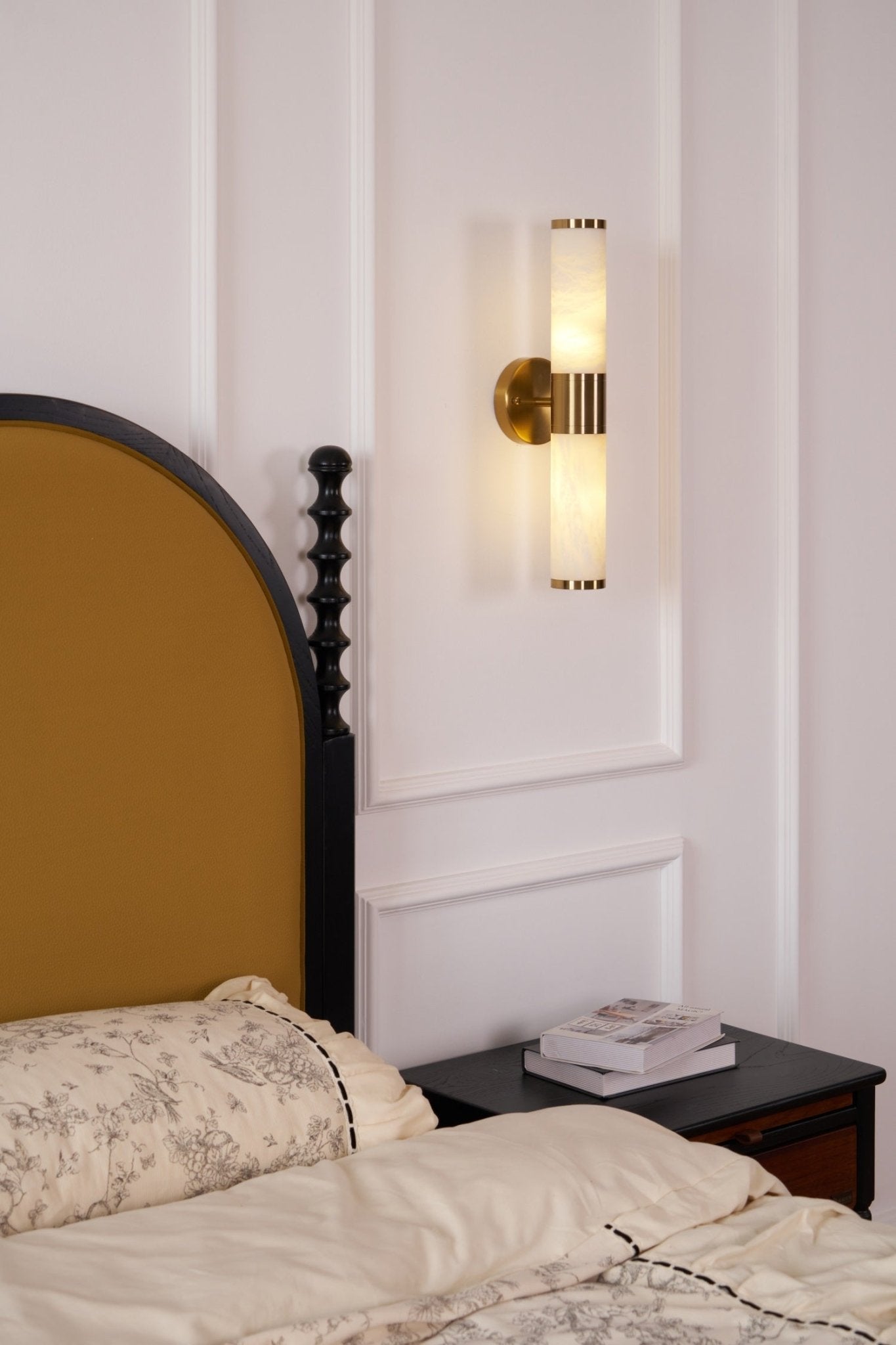 Kaia Minimalist Alabaster Wall Lamp | Fioriscas