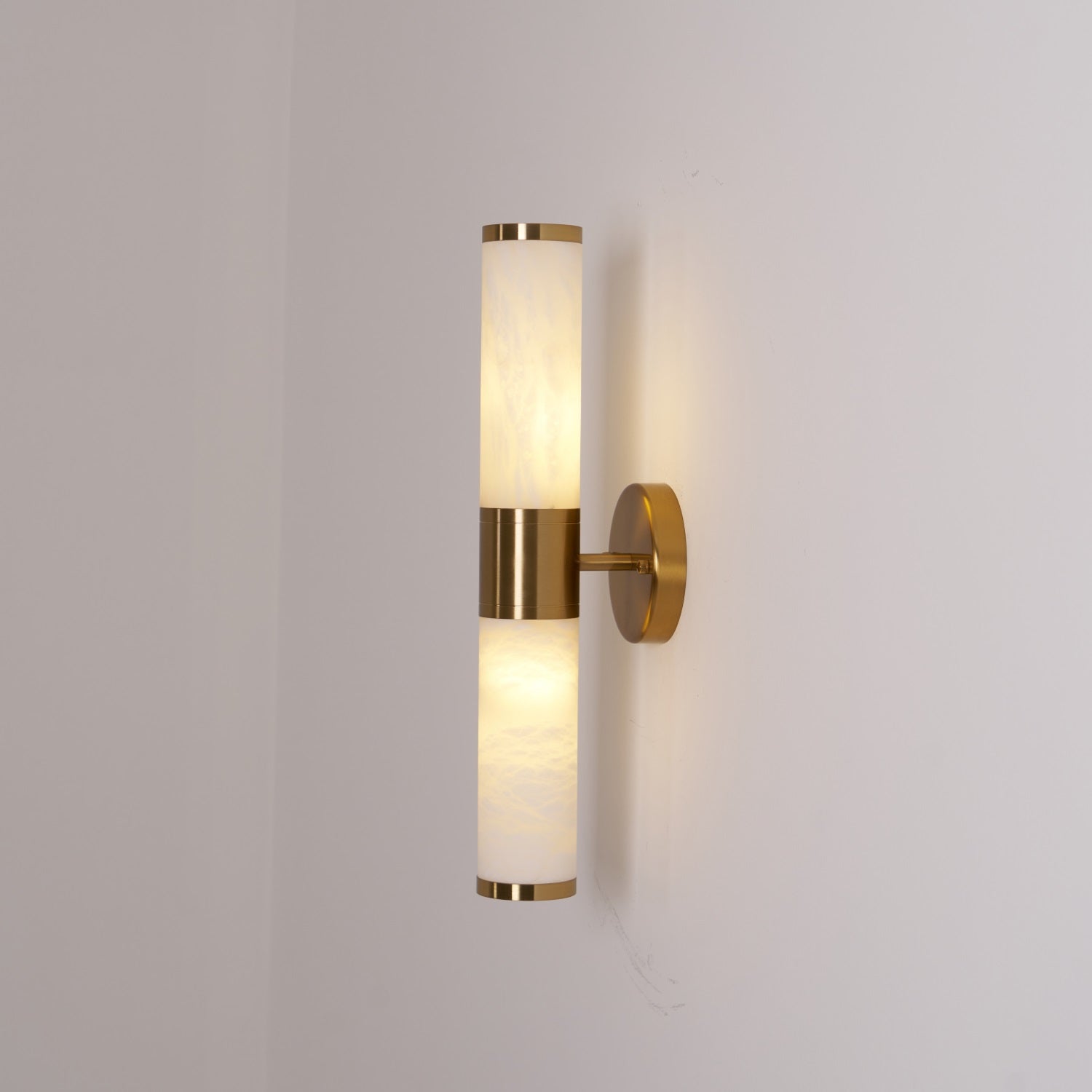 Kaia Minimalist Alabaster Wall Lamp | Fioriscas