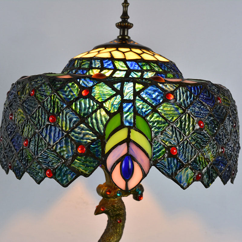 Tiffany-Tischlampe mit mehrfarbigem Glasschirm in Kuppelform und Kunstharzfuß