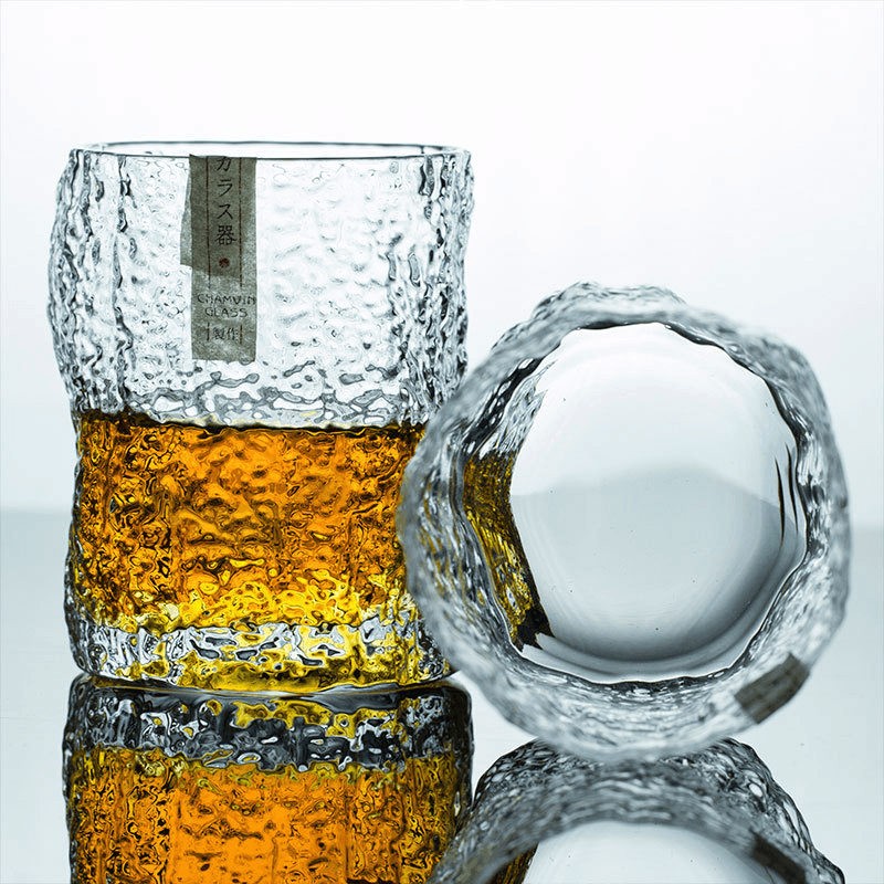 Vaso de whisky Edo Kiriko tallado, silueta Miyora Chamvin con textura arrugada