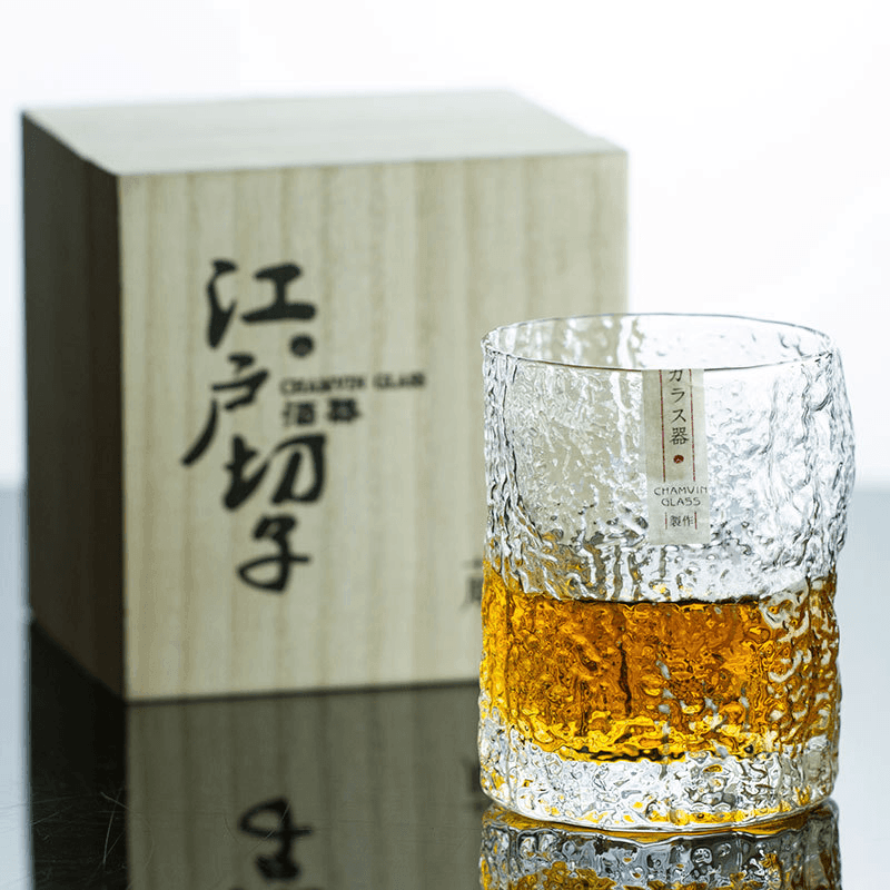 Vaso de whisky Edo Kiriko tallado, silueta Miyora Chamvin con textura arrugada