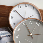 Horloge murale en bois massif TimberGlow avec mouvement à quartz silencieux, grise ou blanche