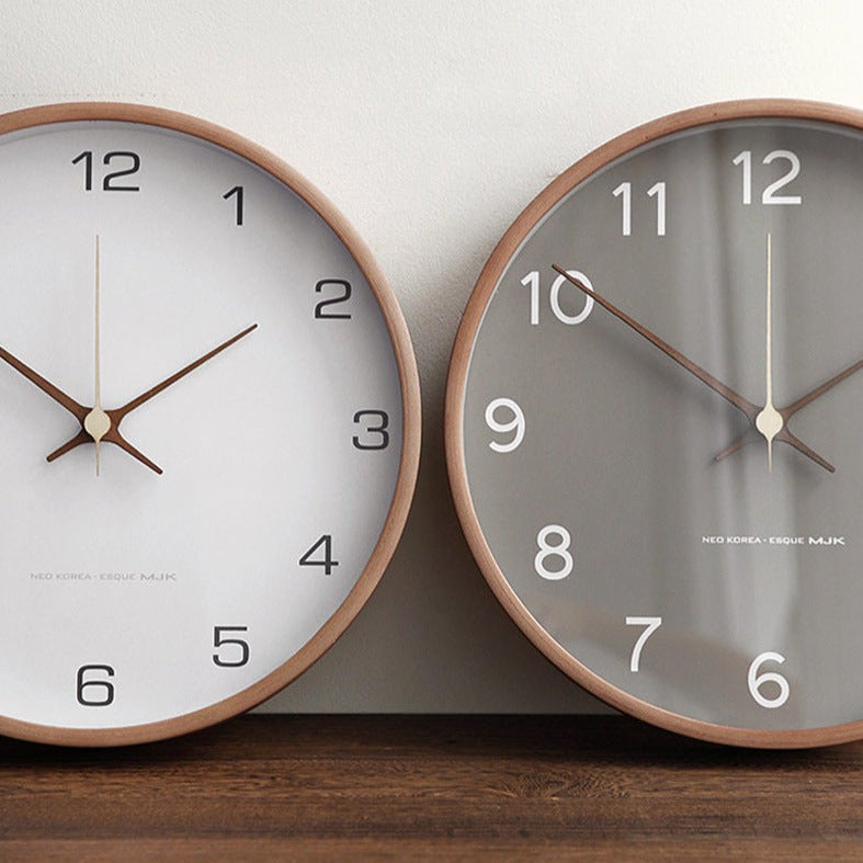 Horloge murale en bois massif TimberGlow avec mouvement à quartz silencieux, grise ou blanche