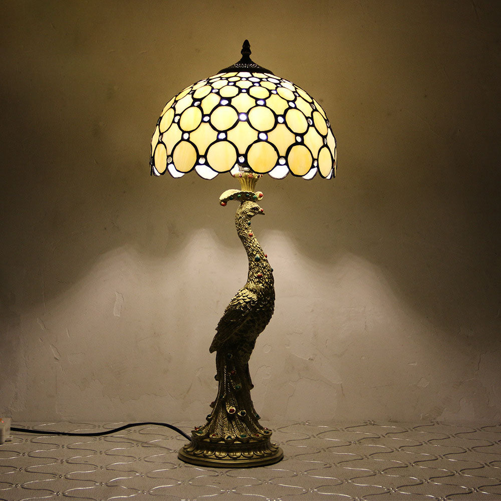 Tiffany-Tischlampe mit mehrfarbigem Glasschirm in Kuppelform und Kunstharzfuß