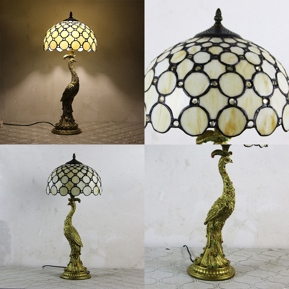 Tiffany-Tischlampe mit mehrfarbigem Glasschirm in Kuppelform und Kunstharzfuß