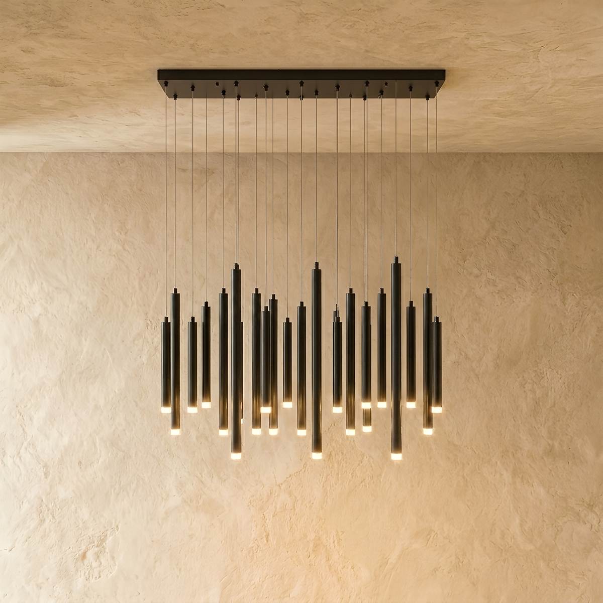 Lámpara colgante LumenChime tipo campana de viento de aluminio en acabado negro o dorado