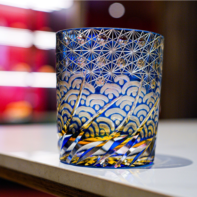 Kirrea Edo Kiriko whiskyglas in blauw en amber, houten geschenkdoos
