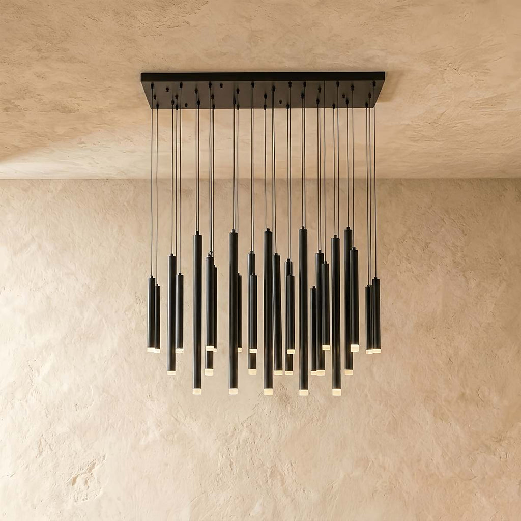 Lámpara colgante LumenChime tipo campana de viento de aluminio en acabado negro o dorado