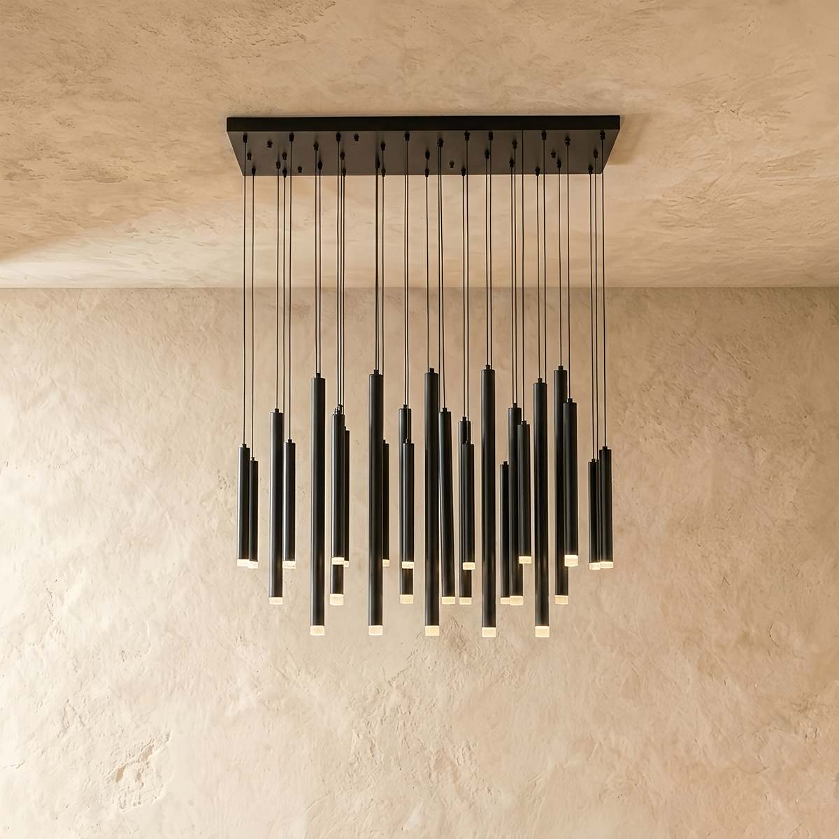 Lámpara colgante LumenChime tipo campana de viento de aluminio en acabado negro o dorado