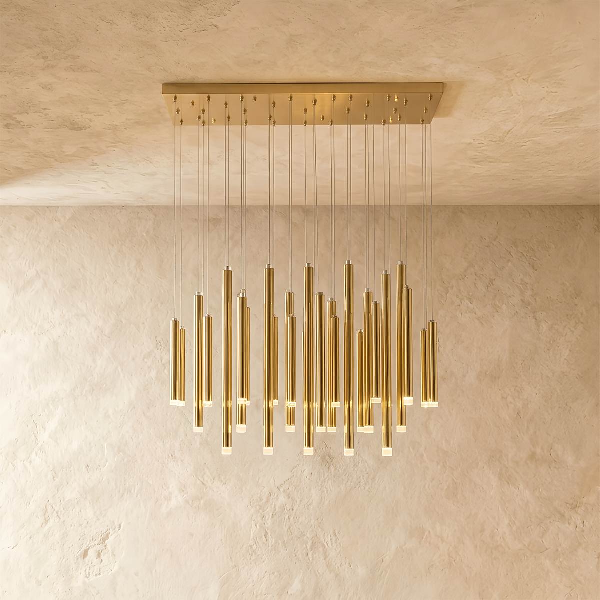 Lámpara colgante LumenChime tipo campana de viento de aluminio en acabado negro o dorado