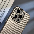 ApexGuard-titaniumfarvet etui til iPhone med hævede kanter for bedre beskyttelse mod stød ved fald