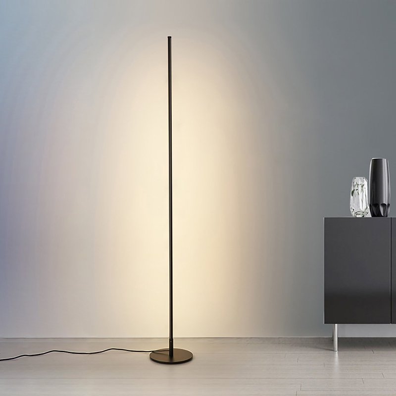 LuxeGlow LED-gulvlampe med fjernbetjening, justerbart lys fra varmt til køligt
