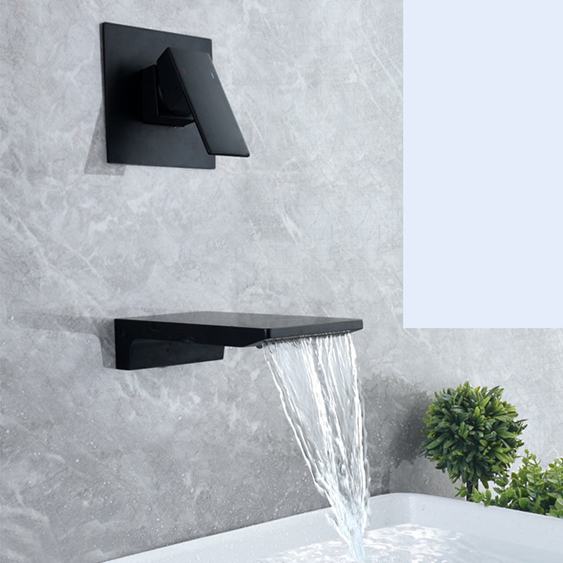 Torneira de parede para casa de banho com manípulo único Cascade, bica em queda de água preta mate