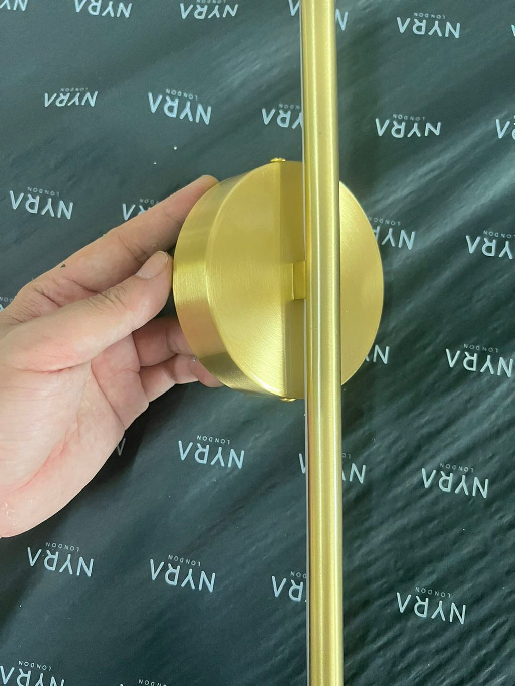 LED-vägglampa med upp- och nedåtriktat sken, pläterad järnyta