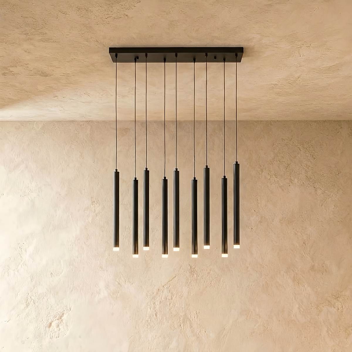 Lámpara colgante LumenChime tipo campana de viento de aluminio en acabado negro o dorado