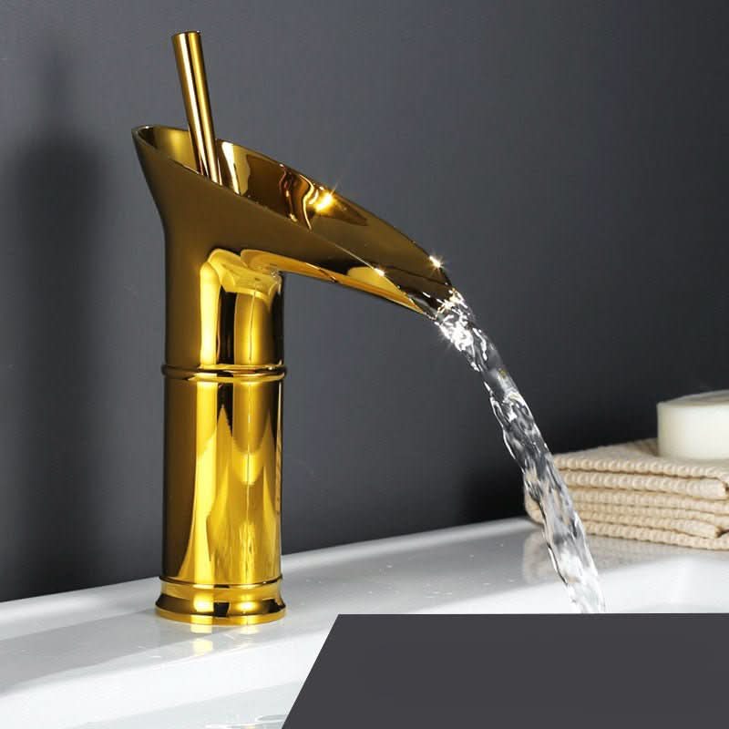Antikk foss-bassengkran laget av messing - Fioriscas