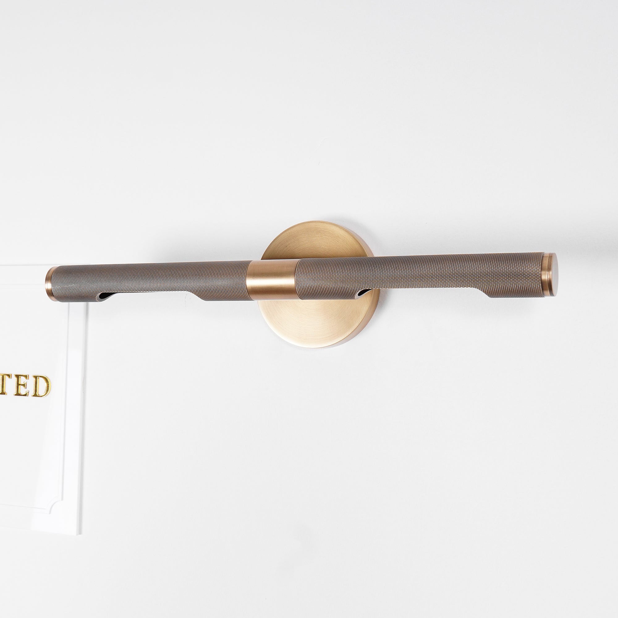 Solvain Modern Brass LED Wall Light | Fioriscas