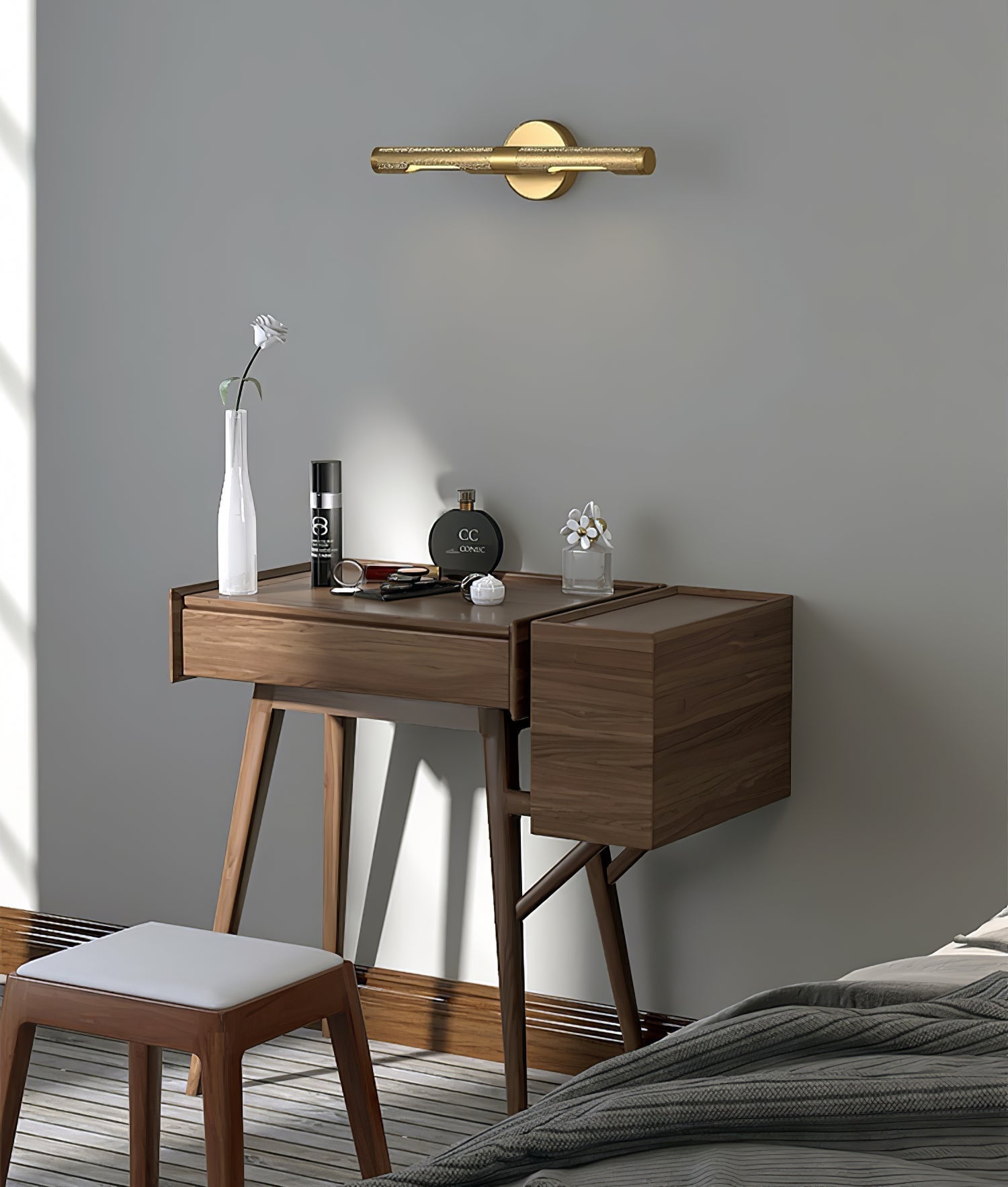 Solvain Modern Brass LED Wall Light | Fioriscas