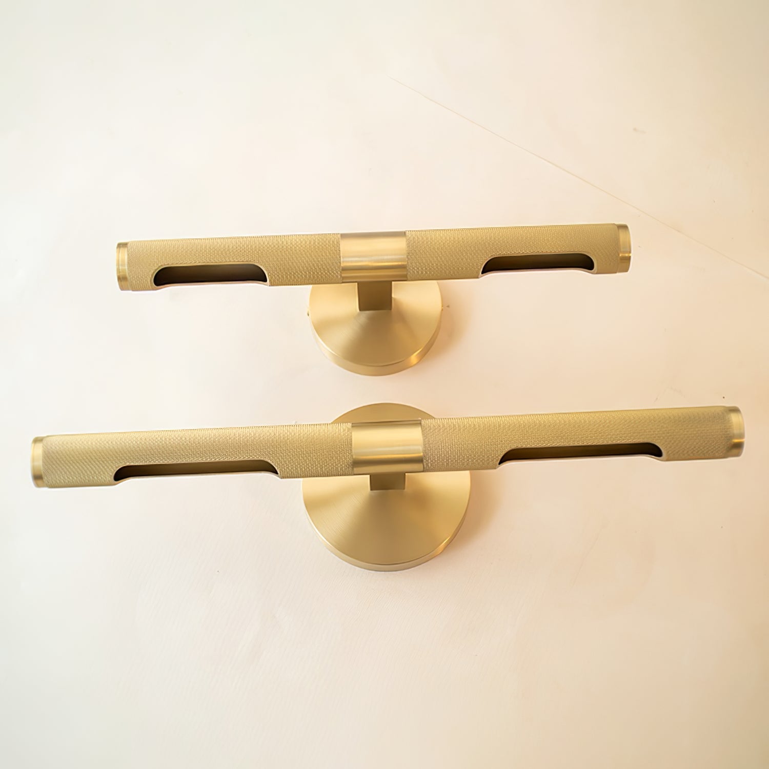 Solvain Modern Brass LED Wall Light | Fioriscas