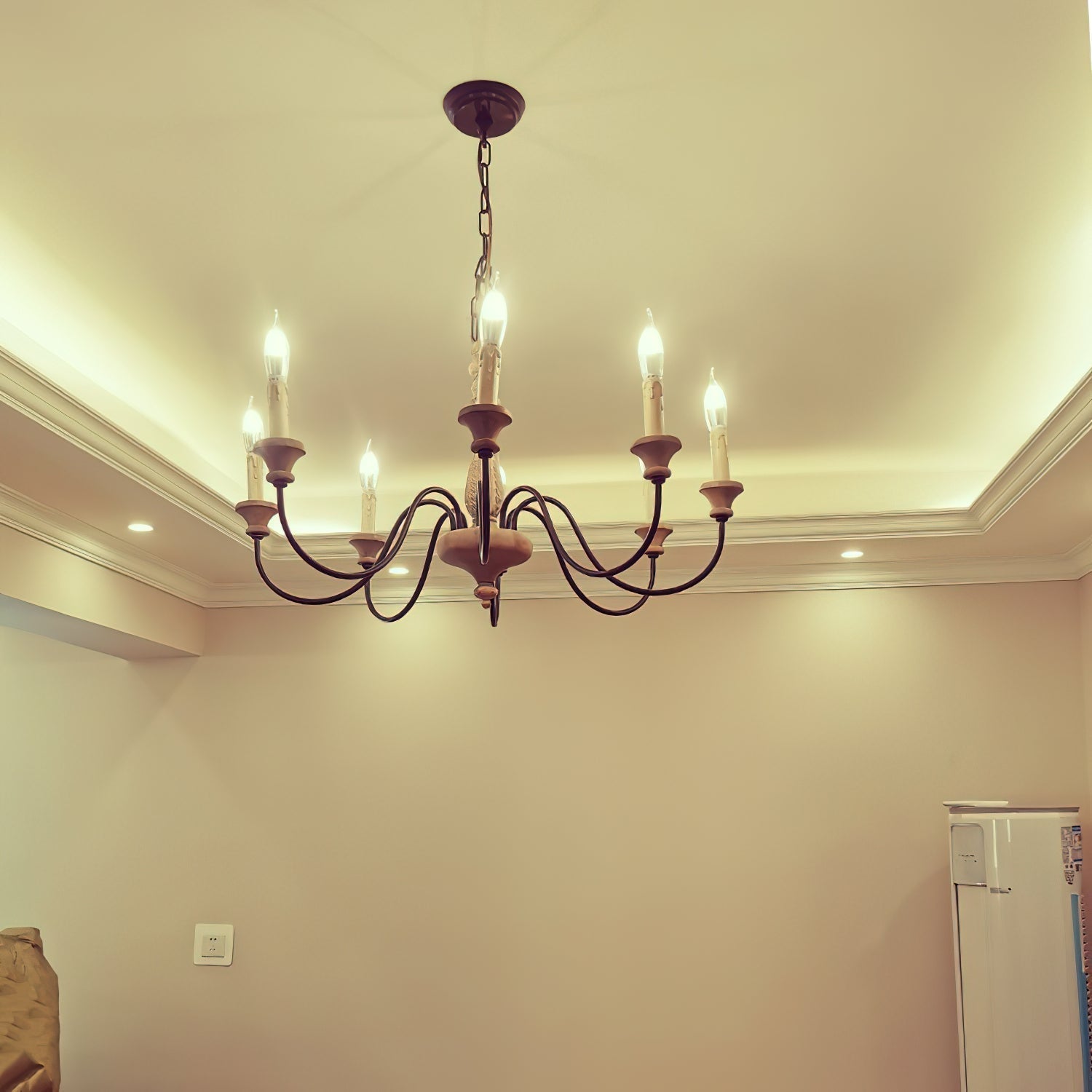 Ljomuvyi Traditional Farmhouse Metal Wood Chandelier | Fioriscas
