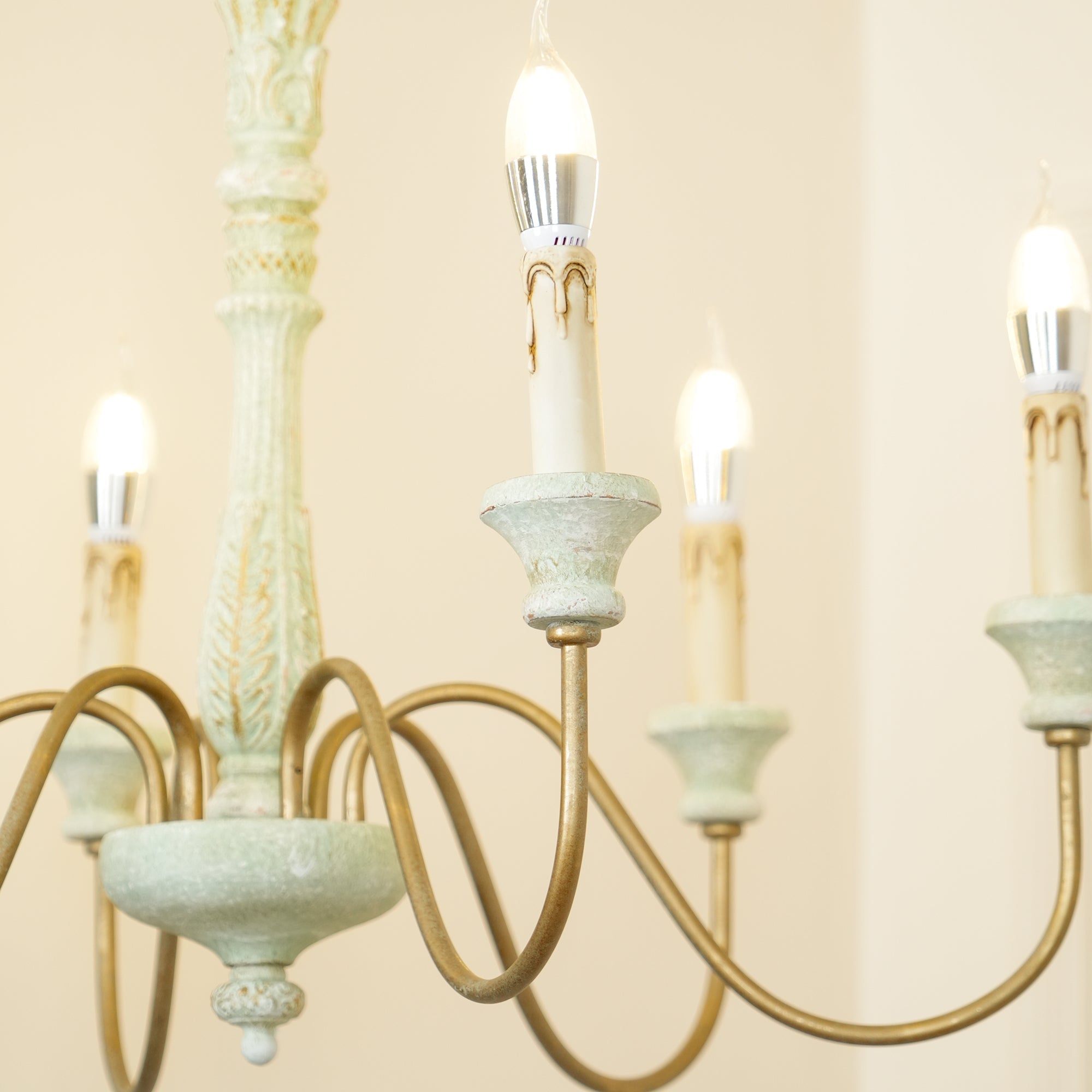 Ljomuvyi Traditional Farmhouse Metal Wood Chandelier | Fioriscas