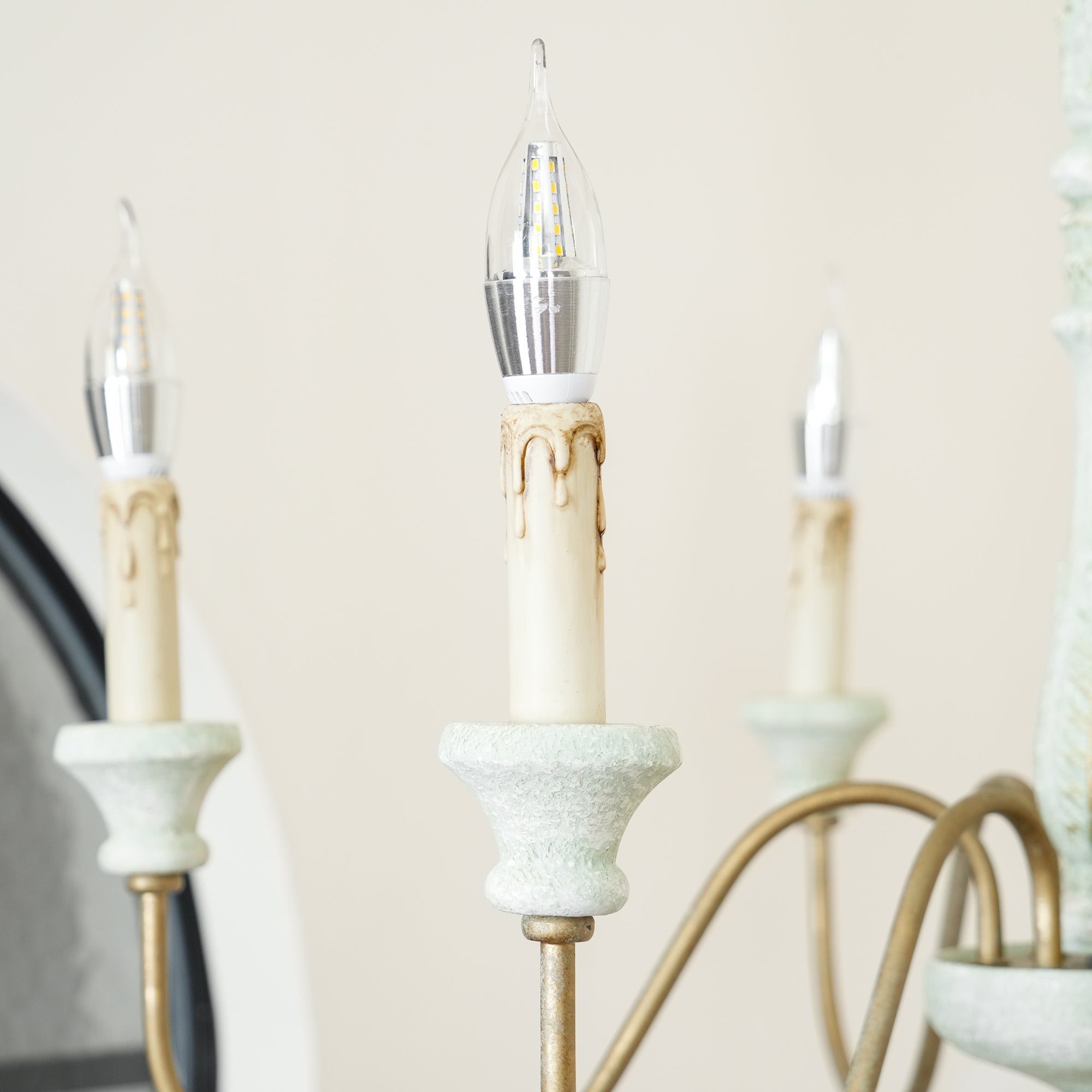 Ljomuvyi Traditional Farmhouse Metal Wood Chandelier | Fioriscas