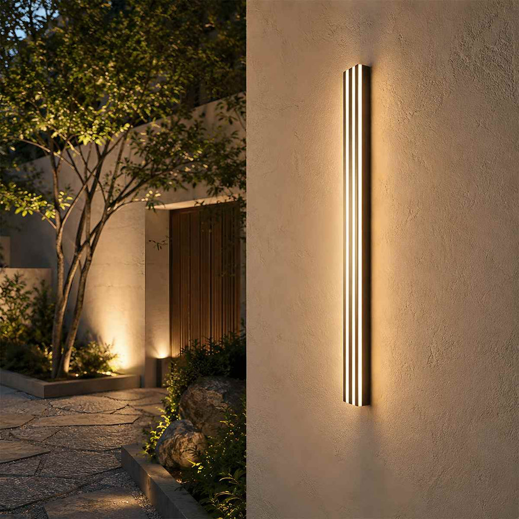 Noir Aura Modern Wall Lamp With Black Metal And Acrylic Shade