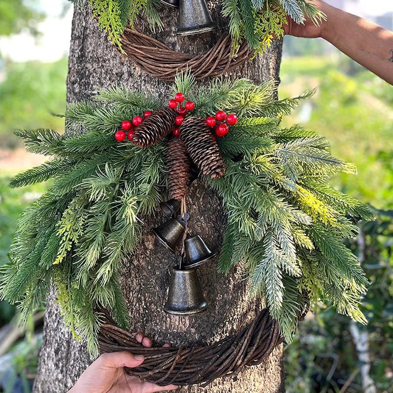 Mysig julkrans med naturliga klockor och trädetaljer - Fioriscas