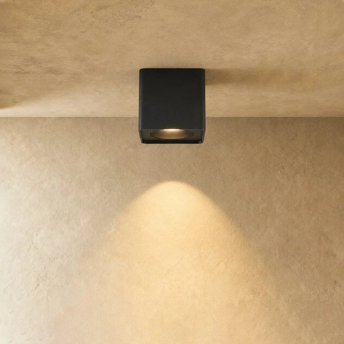 Lampa sufitowa Apex Box z reflektorem montowanym na powierzchni do nowoczesnych wnętrz