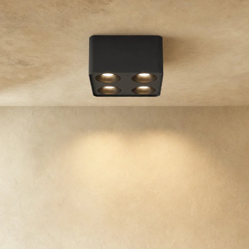 Kwadratowa lampa sufitowa QuadLux z czterema regulowanymi głowicami typu gimbal