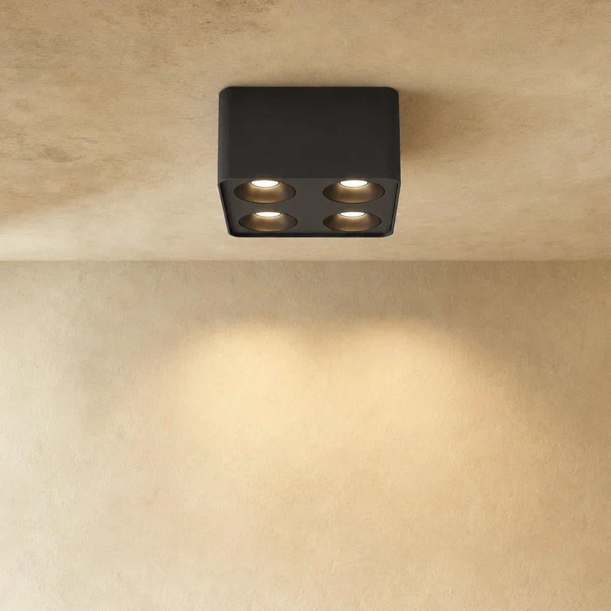Kwadratowa lampa sufitowa QuadLux z czterema regulowanymi głowicami typu gimbal
