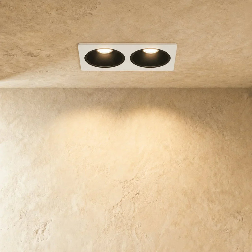 Spotlight de teto embutido LumenNest com duas cabeças e estrutura retangular