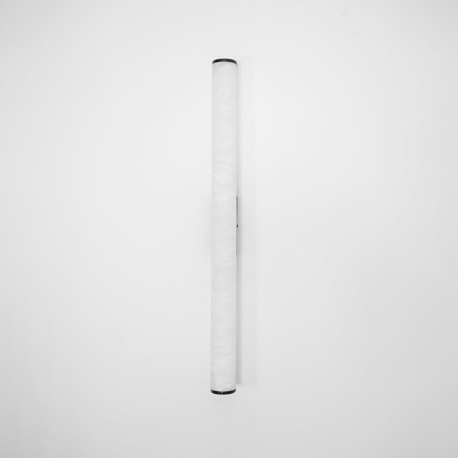 Klyr Alabaster Vertical Cylindrical Wall Lamp | Fioriscas