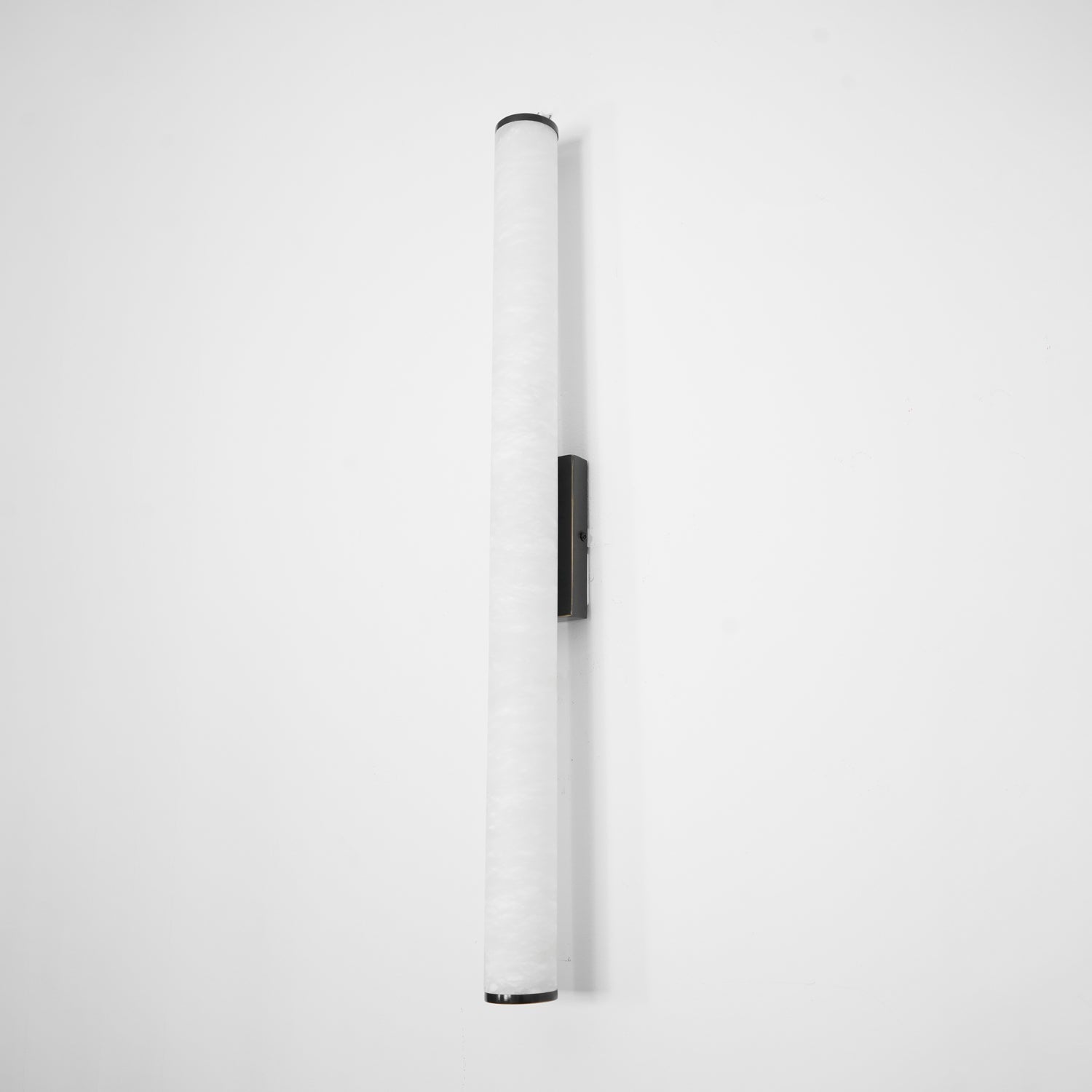 Klyr Alabaster Vertical Cylindrical Wall Lamp | Fioriscas