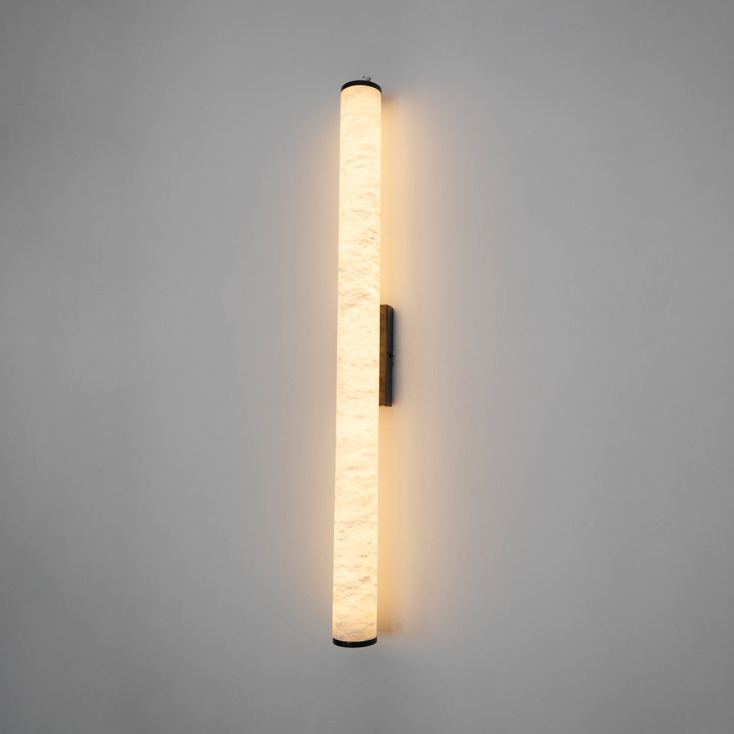 Klyr Alabaster Vertical Cylindrical Wall Lamp | Fioriscas