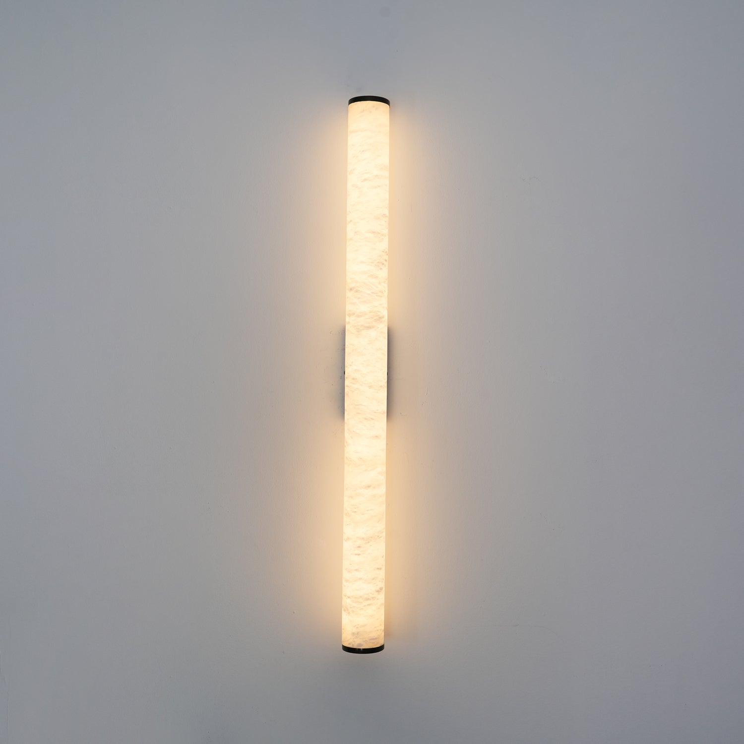 Klyr Alabaster Vertical Cylindrical Wall Lamp | Fioriscas