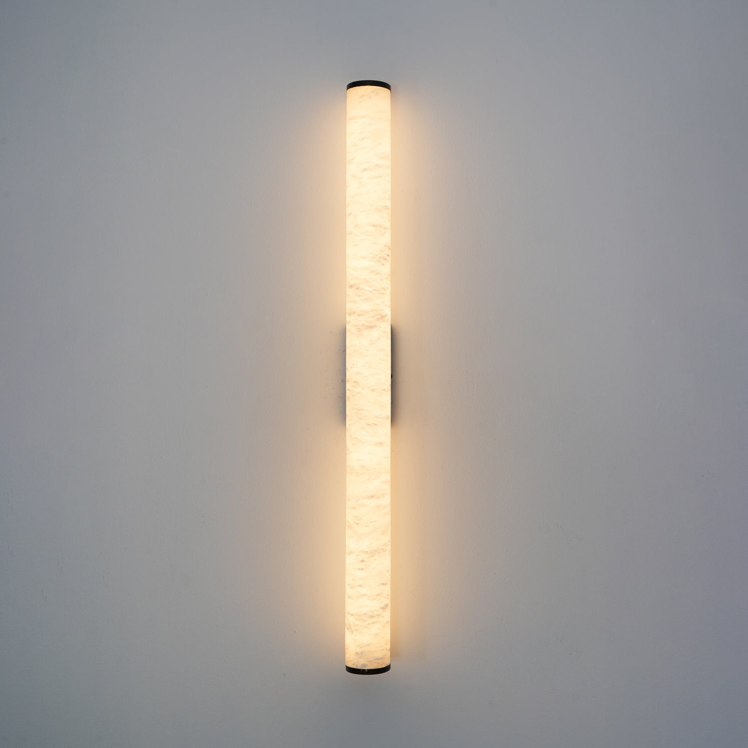 Klyr Alabaster Vertical Cylindrical Wall Lamp | Fioriscas