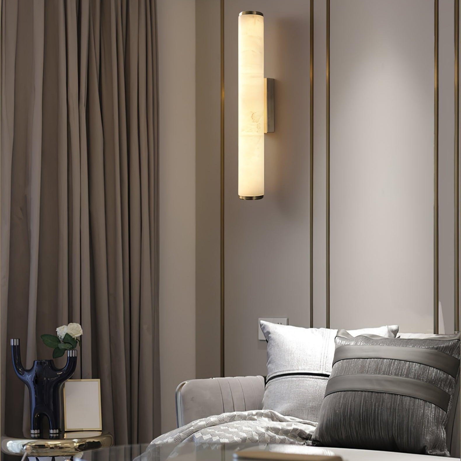 Klyr Alabaster Vertical Cylindrical Wall Lamp | Fioriscas