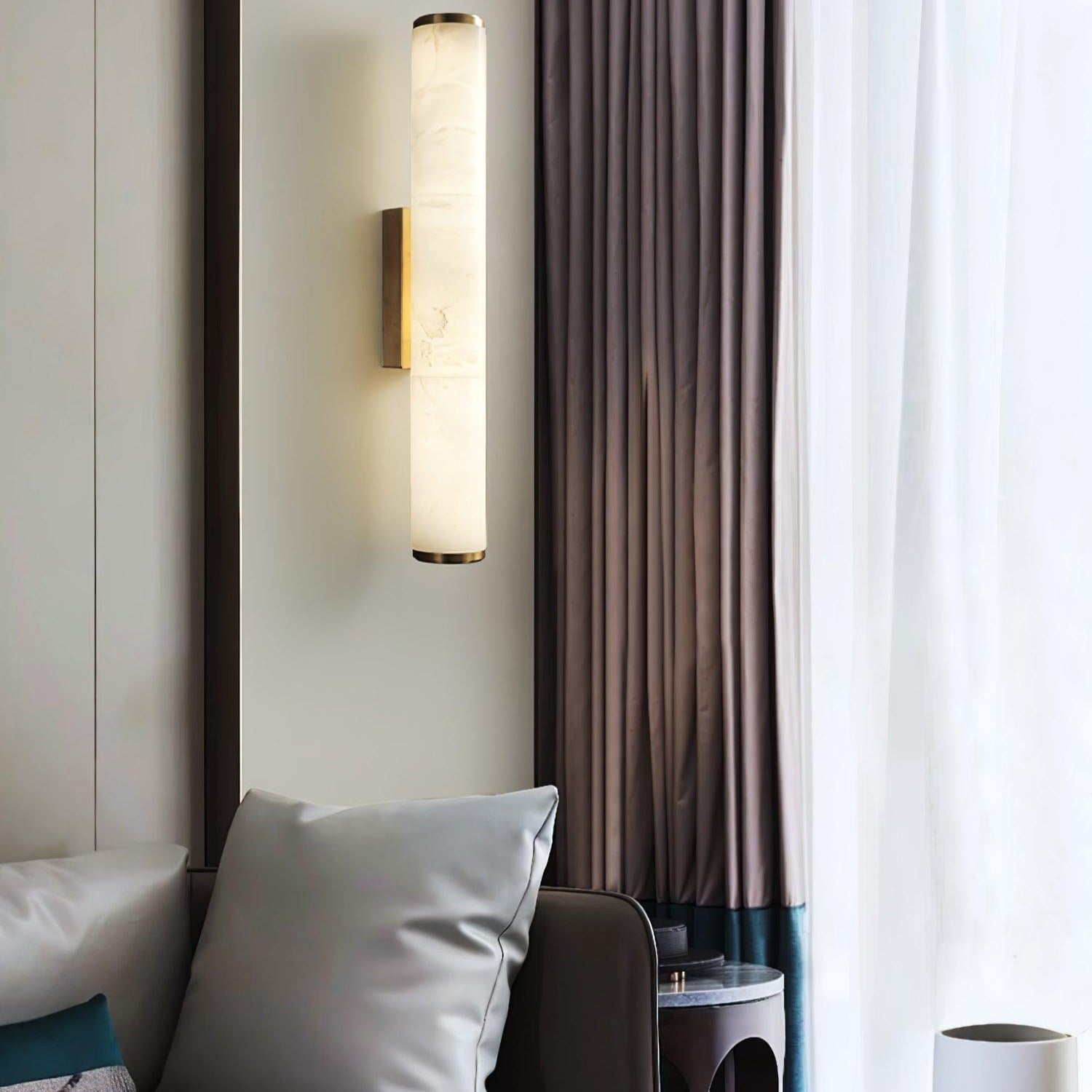 Klyr Alabaster Vertical Cylindrical Wall Lamp | Fioriscas