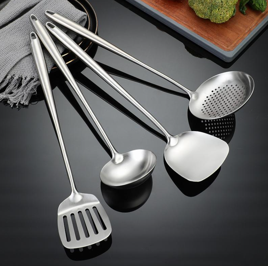 Set di utensili da cucina in titanio da 4 pezzi con mestolo, spatola e cucchiaio forato