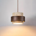 Aurelianovo travertinové závěsné svítidlo s více hlavicemi a ořechovým dřevěným prstencem