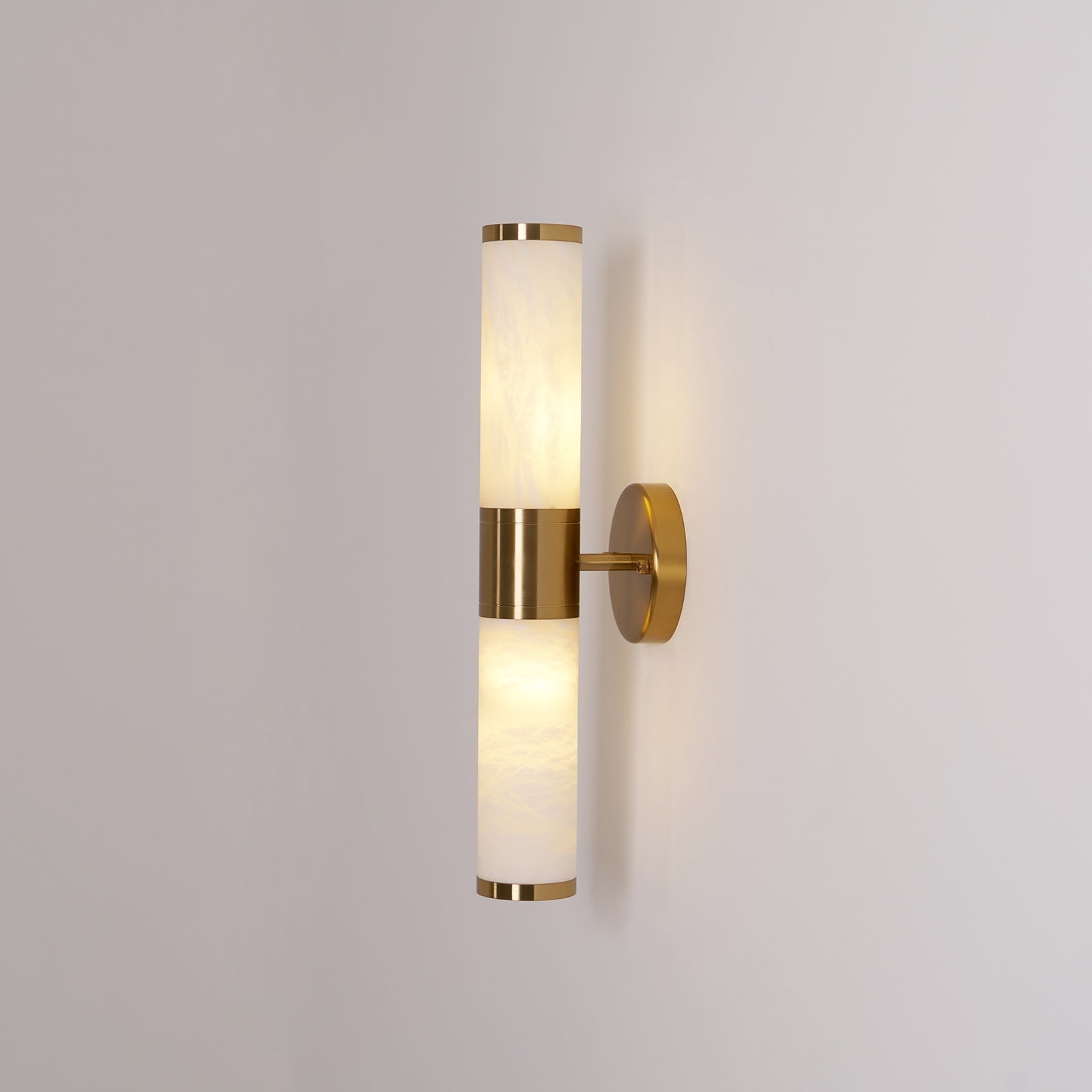 Kaia Minimalist Alabaster Wall Lamp | Fioriscas
