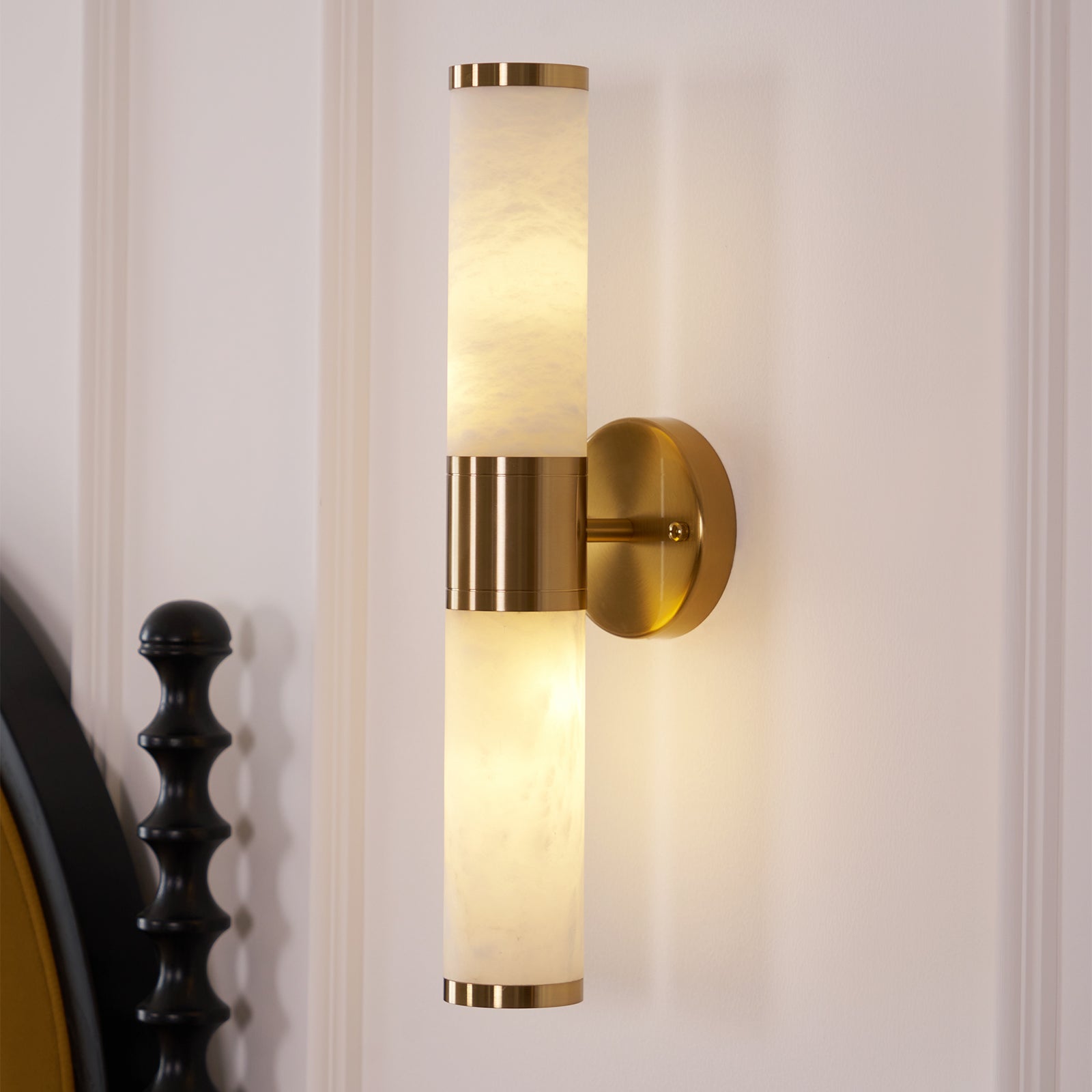 Kaia Minimalist Alabaster Wall Lamp | Fioriscas