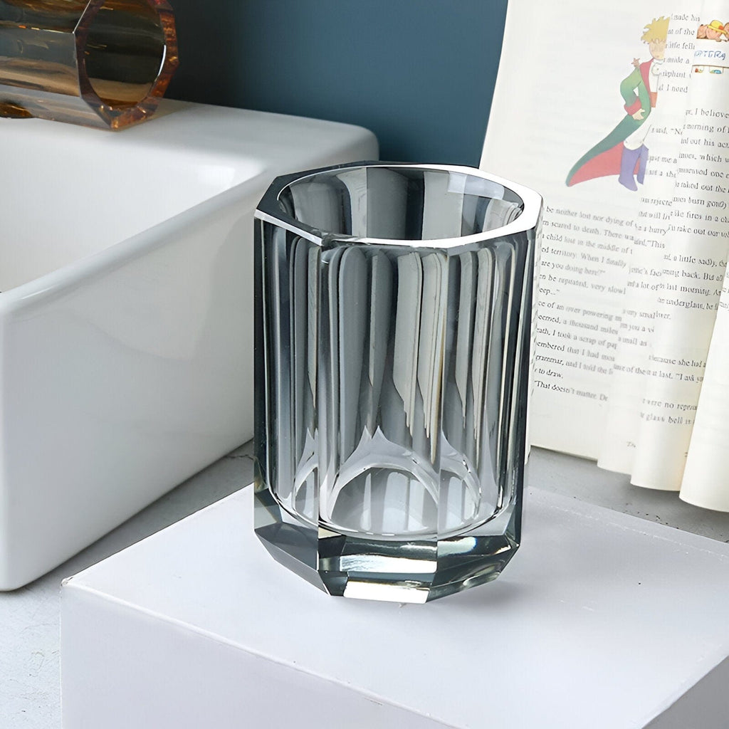 Sada koupelnových doplňků LustreEdge z křišťálového skla v severském minimalistickém designu