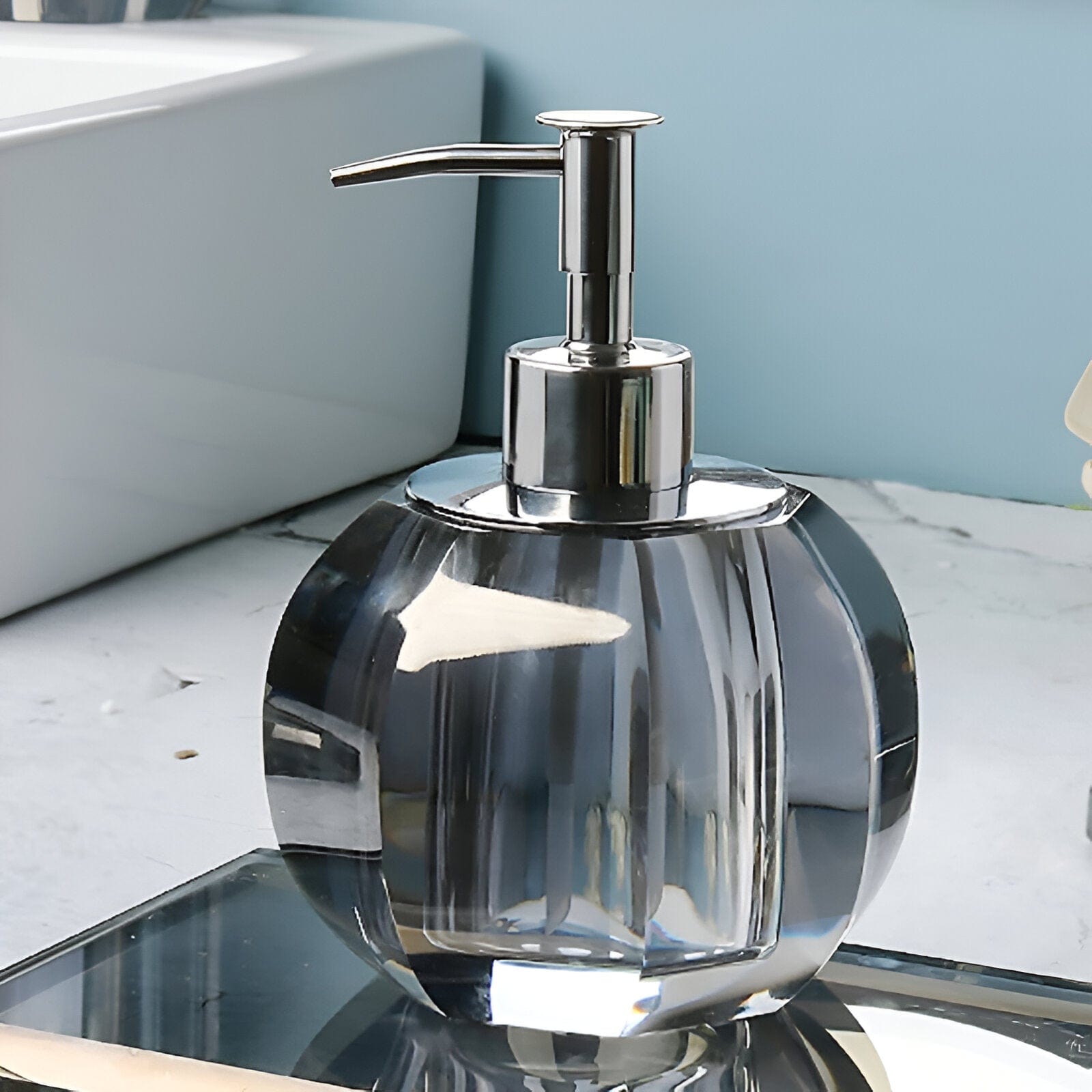 Sada koupelnových doplňků LustreEdge z křišťálového skla v severském minimalistickém designu