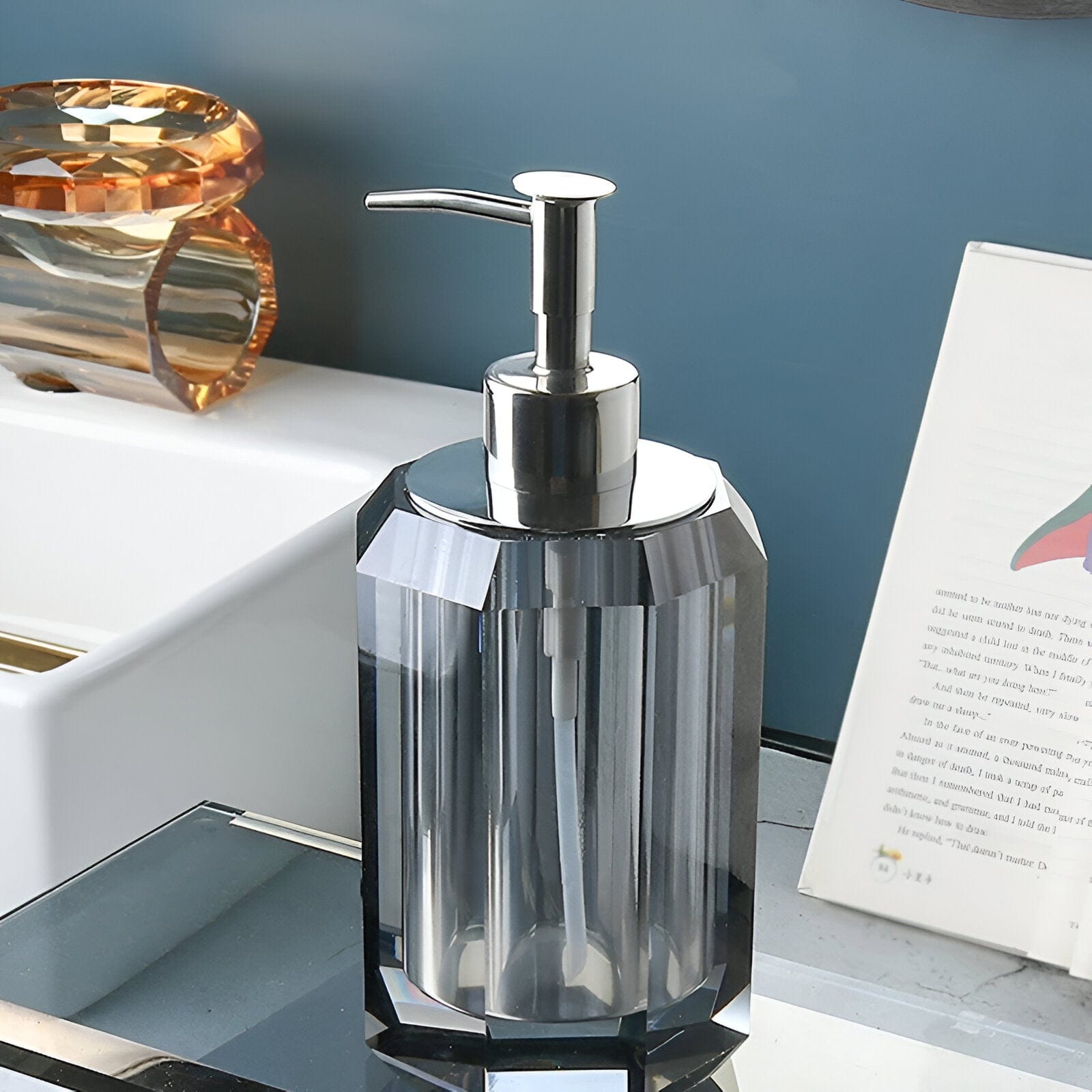 Sada koupelnových doplňků LustreEdge z křišťálového skla v severském minimalistickém designu