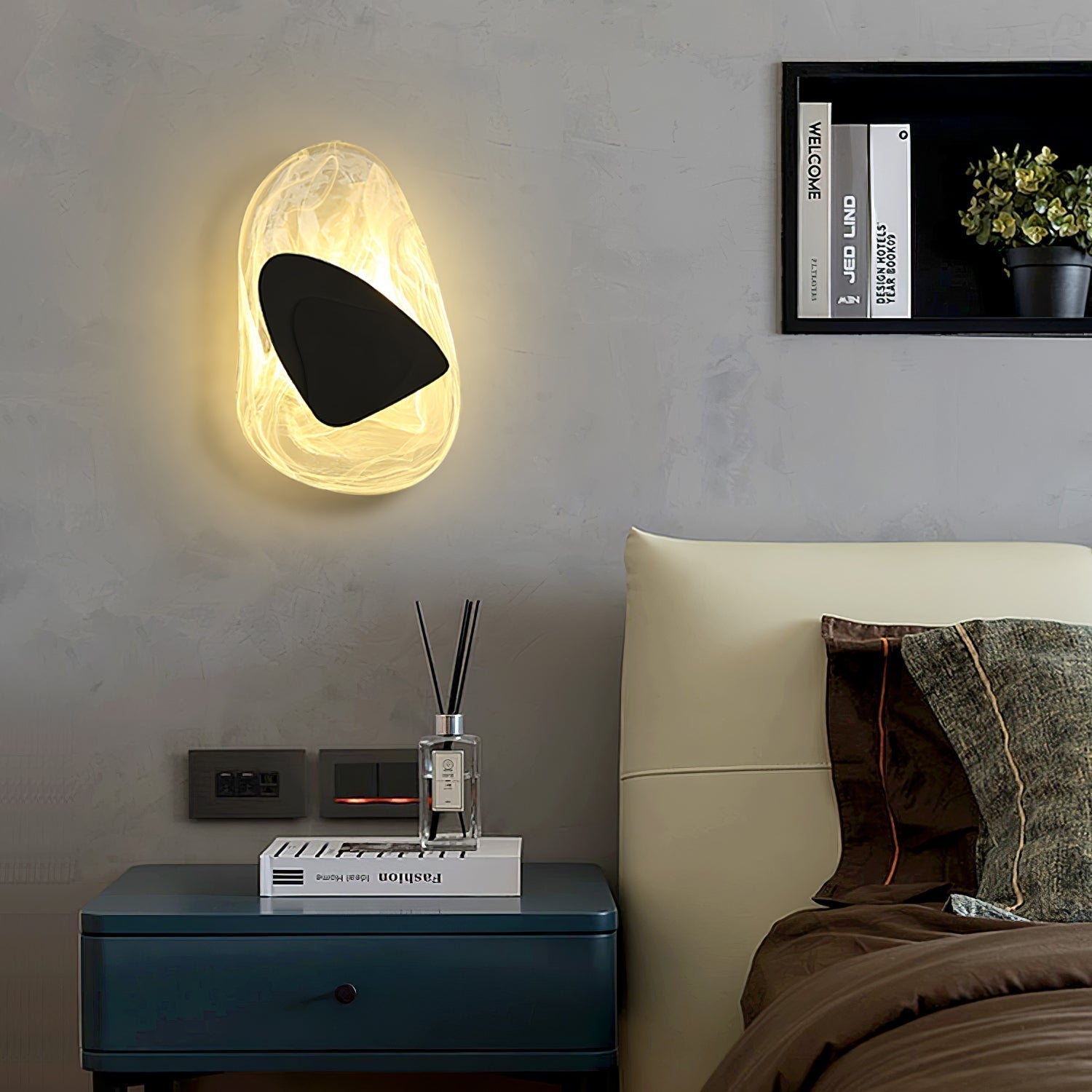 Beatrice Artistic Black Glass Wall Lamp | Fioriscas