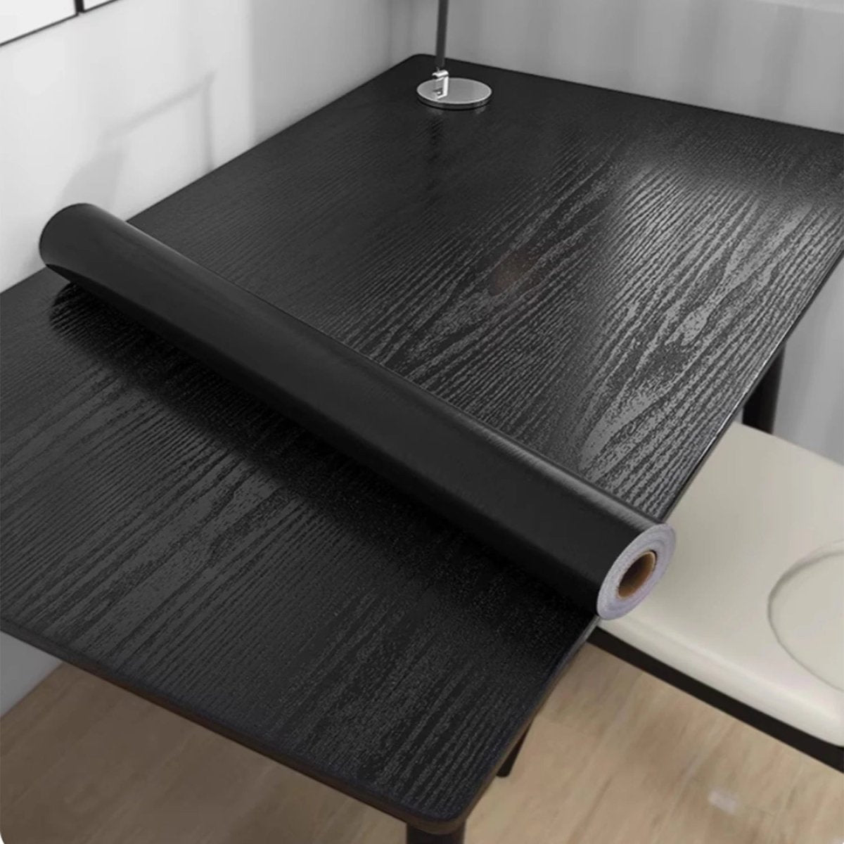 Papel tapiz negro autoadhesivo con aspecto de madera para renovaciones interiores modernas - Fioriscas